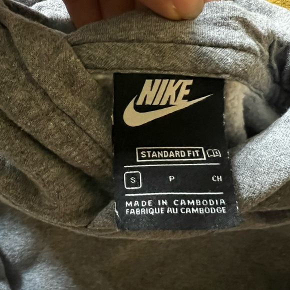 Selling gently used boy’s hoodie size 6. - Picture 2 of 4